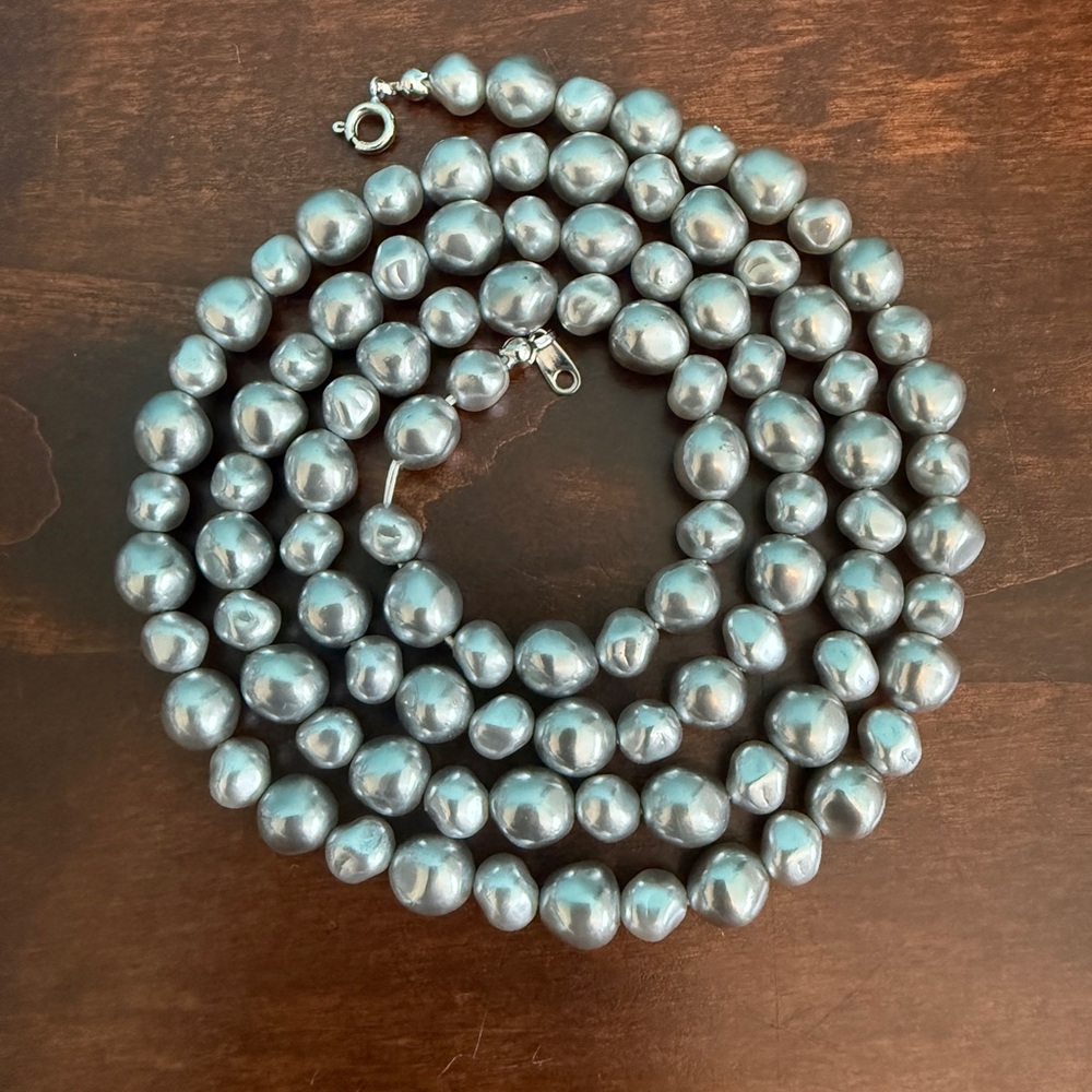 Vintage TRIFARI 15” Silver Gray Baroque Beaded Necklace Classic Elegant